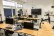 Blick in den Klassenraum der Hauptschule mit Computern, Bildschirmlesegerät und Whiteboard