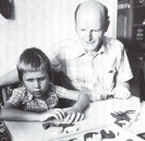 Theodor Düren mit einem Kind bei der Frühförderung