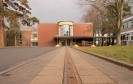Blick auf das Schulgebäude mit dem Blindenleitsystem