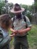 Schülerin mit dem Ranger im Nationalpark Eifel