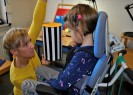Schülerin bei der Orthoptistin