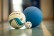 Nahaufnahme von drei unterschiedlichen Klingelbällen (Goalball, Torball, Hockeyball)