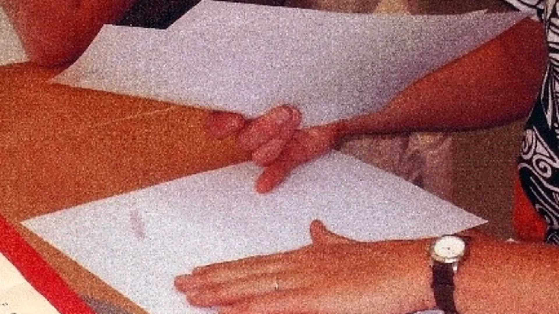 Hände gleiten über ein Blatt mit Punktschrift