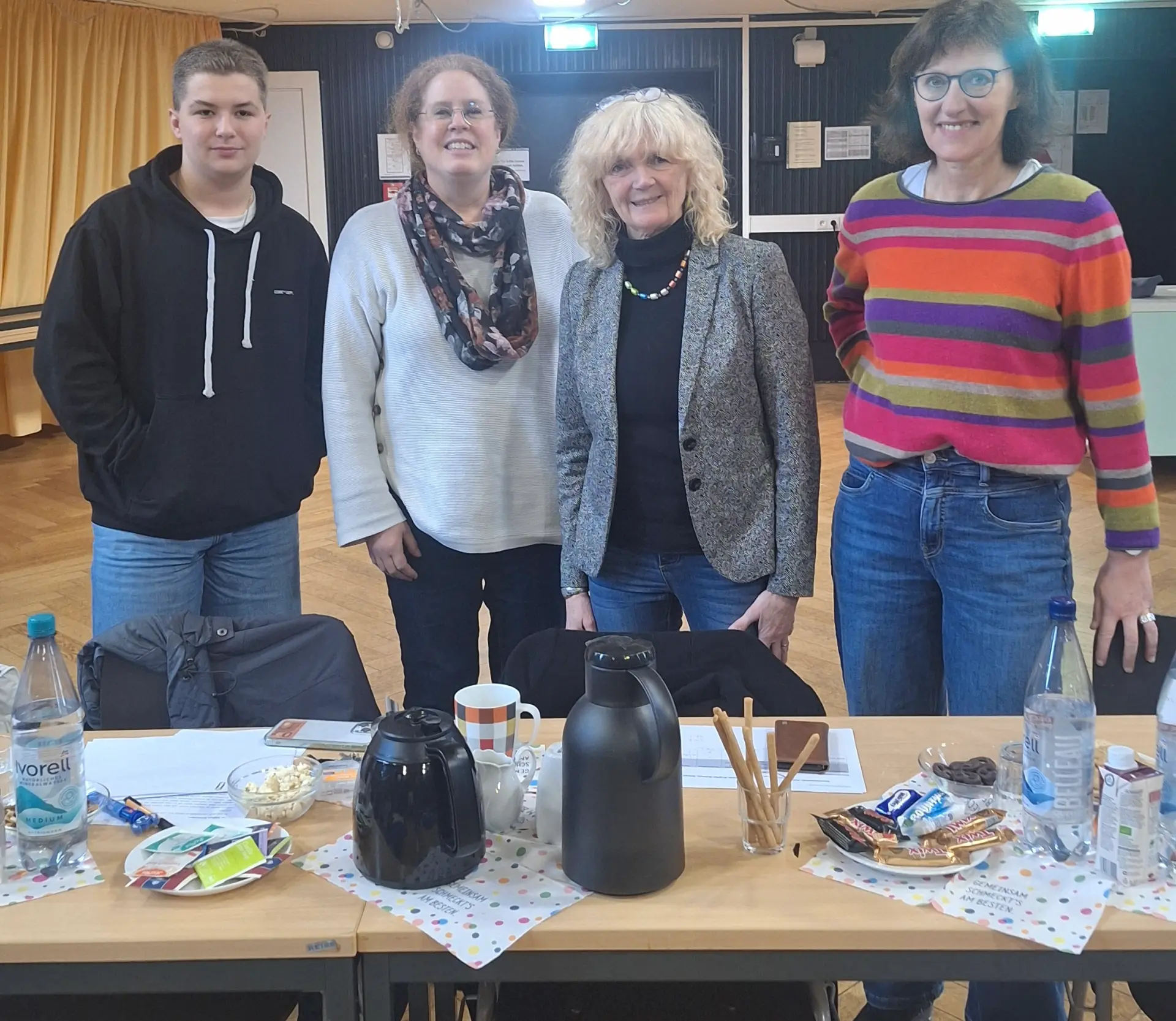 Die vierköpfige Jury steht zusammen für ein Gruppenfoto.