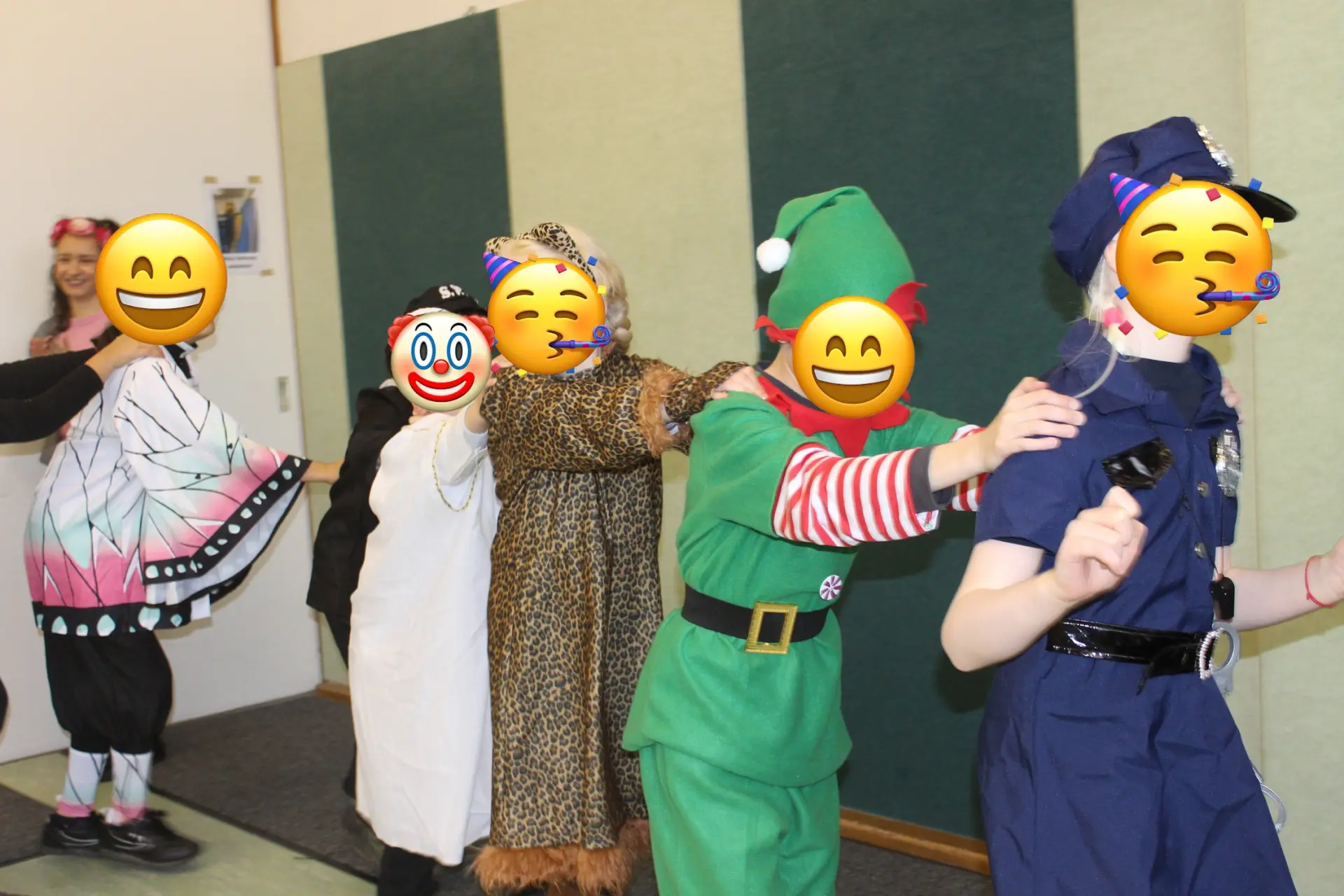 Auf dem Foto sind sechs Schüler*innen zu sehen, alle unterschiedlich verkleidet. Sie laufen hintereinander in Form einer Polonaise durch die Gymnastikhalle.