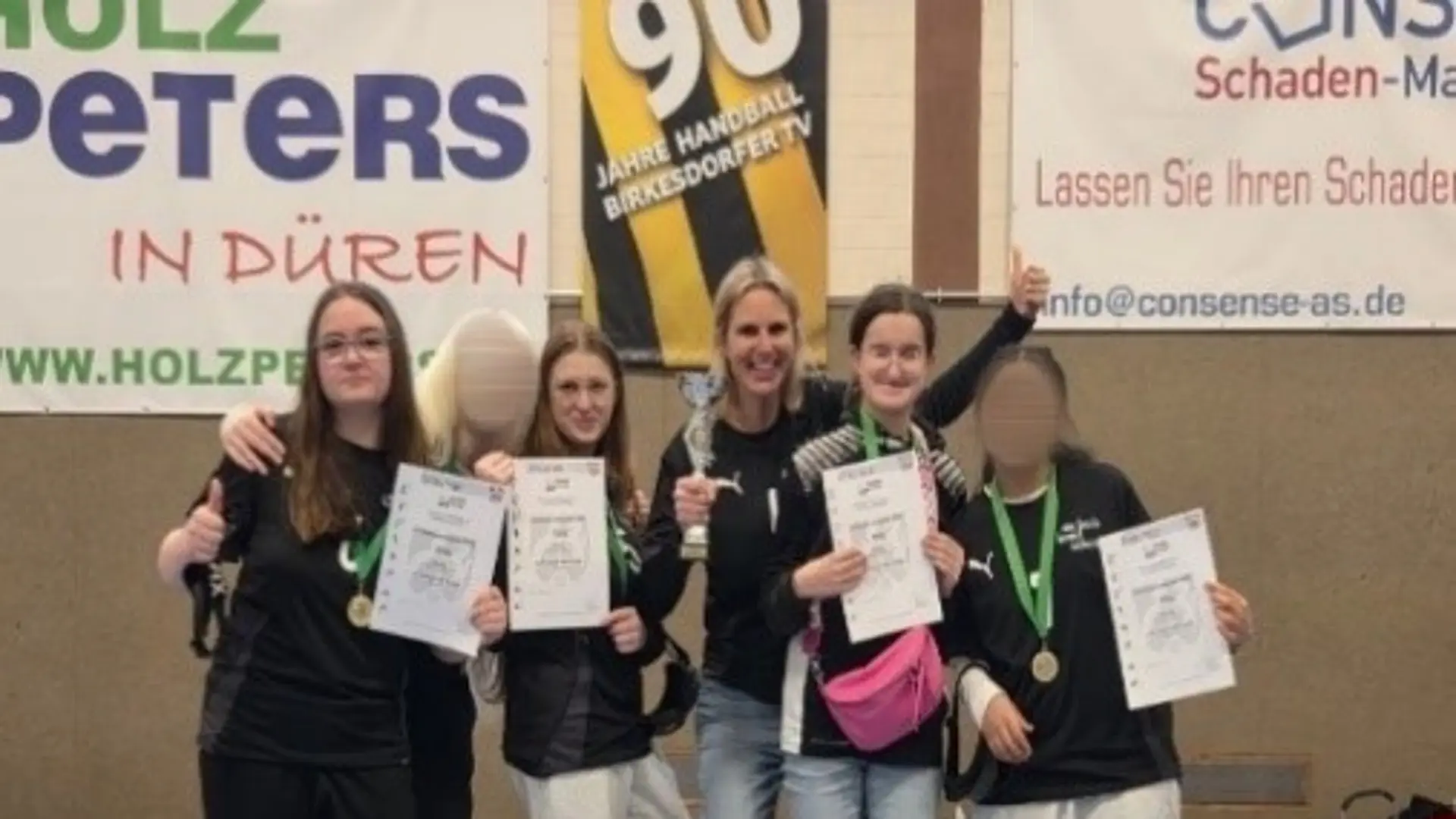 Bild vom ersten Platz unserer "großen Mädchen" vom Landestorballturnier mit Pokal