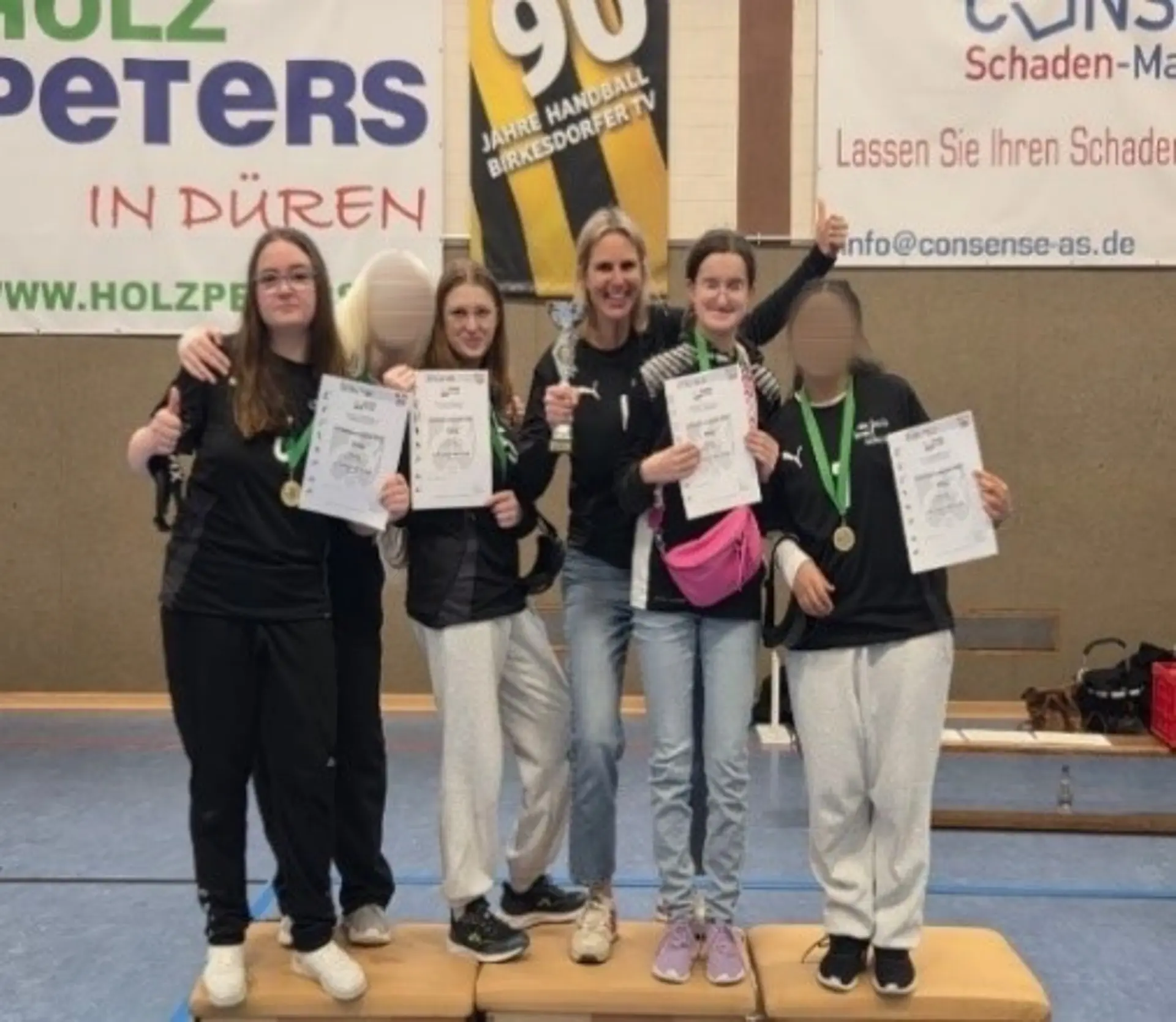 Mannschaftsfoto vom Landestorballturnier mit Pokal