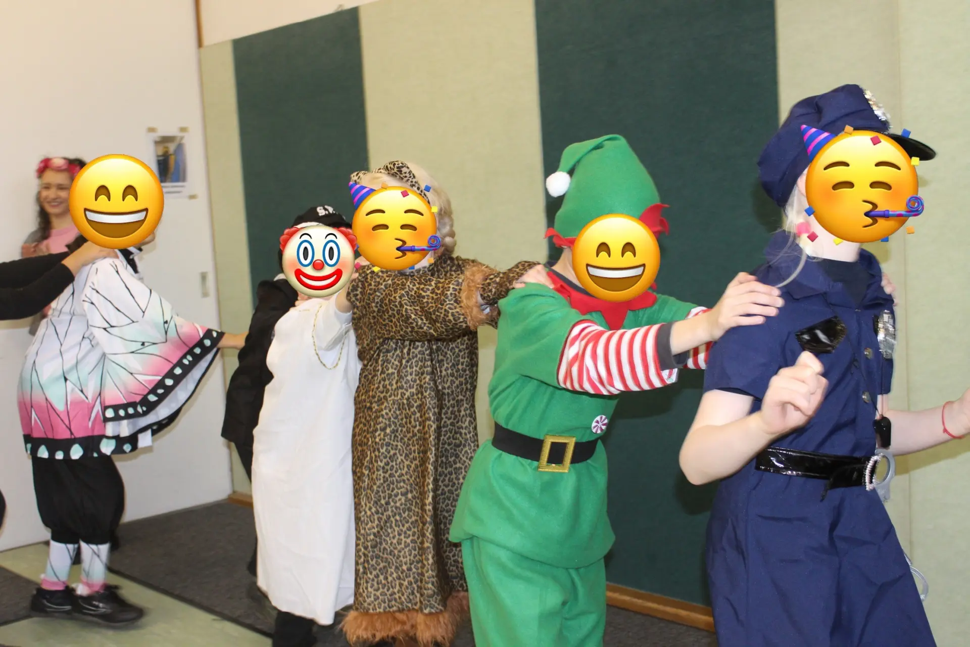 Bild vom Karnevalsfest, Polonaise mit verschiedenen Kostümen