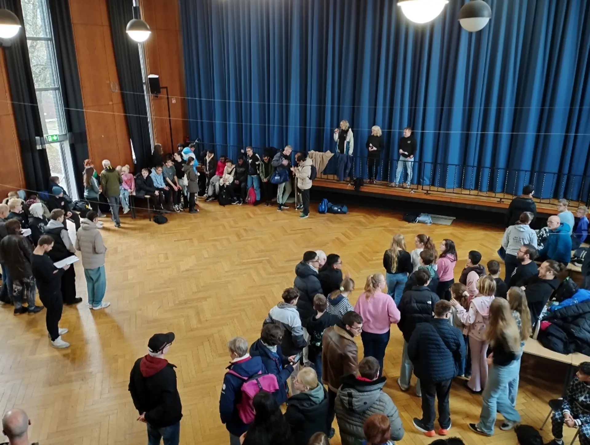 Blick in die Aula bei der Begrüßung