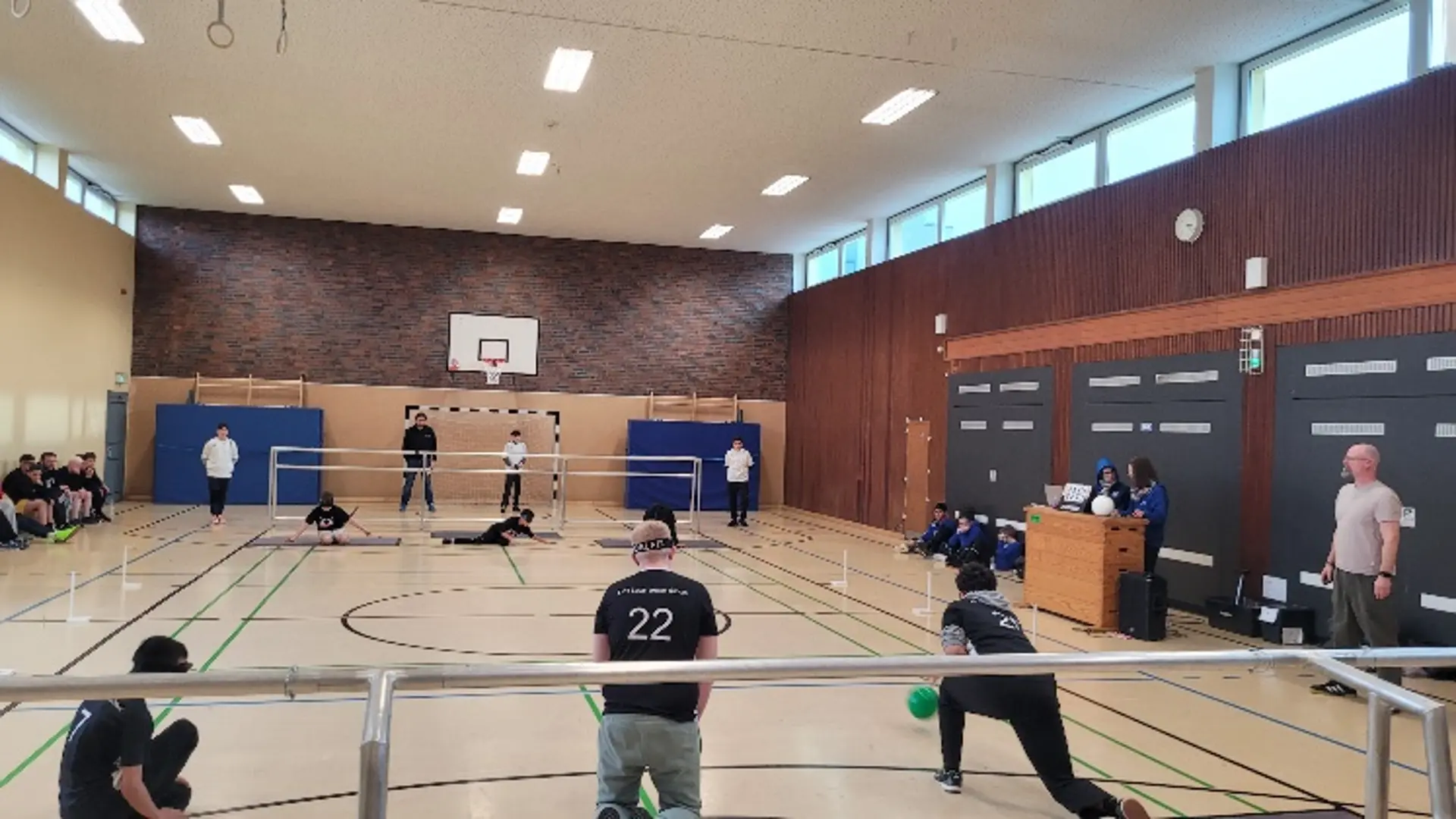 Blick in die Halle beim Spiel von zwei Jungenmannschaften