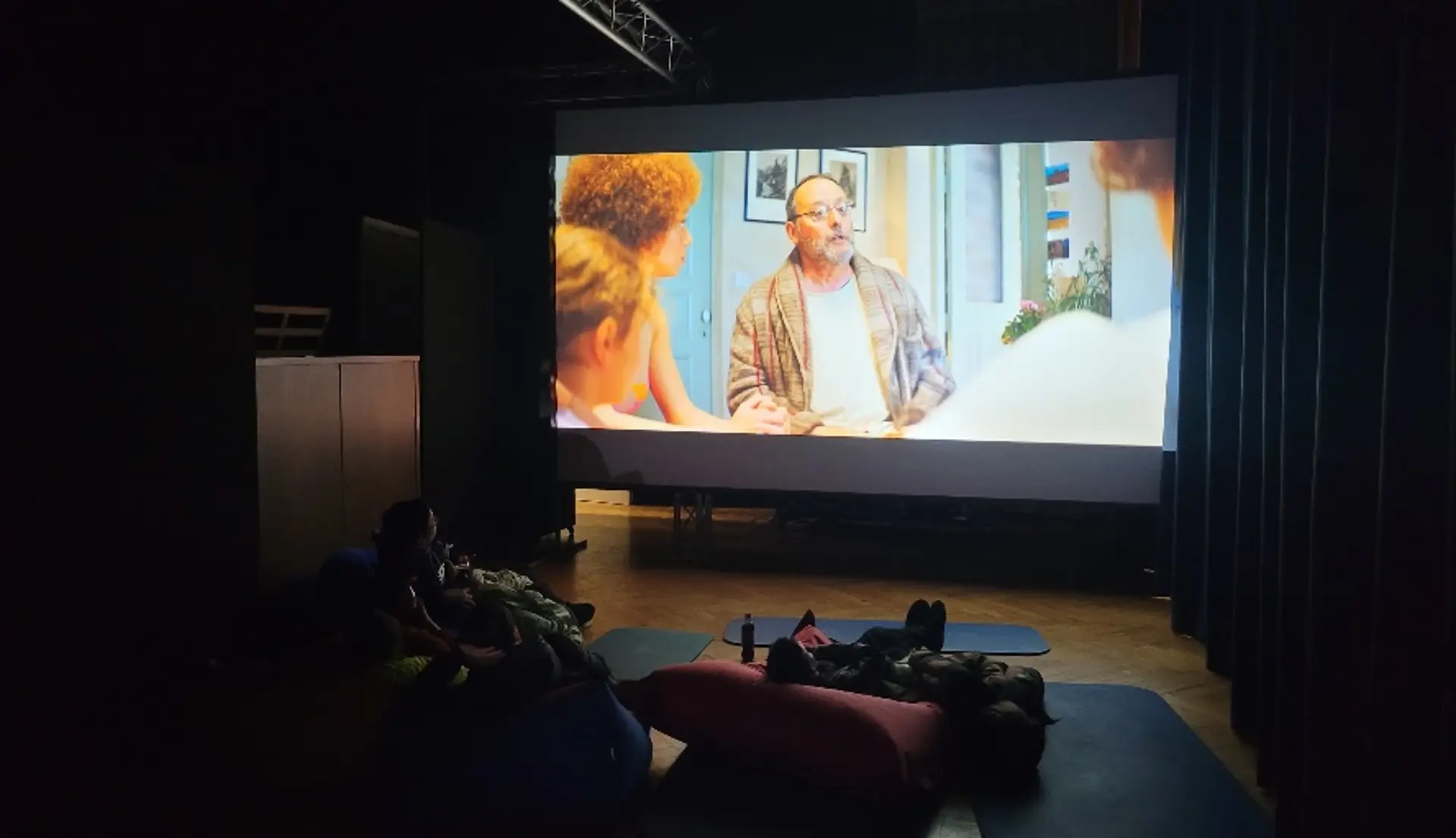 Blick in die Aula während des Kinoabends.