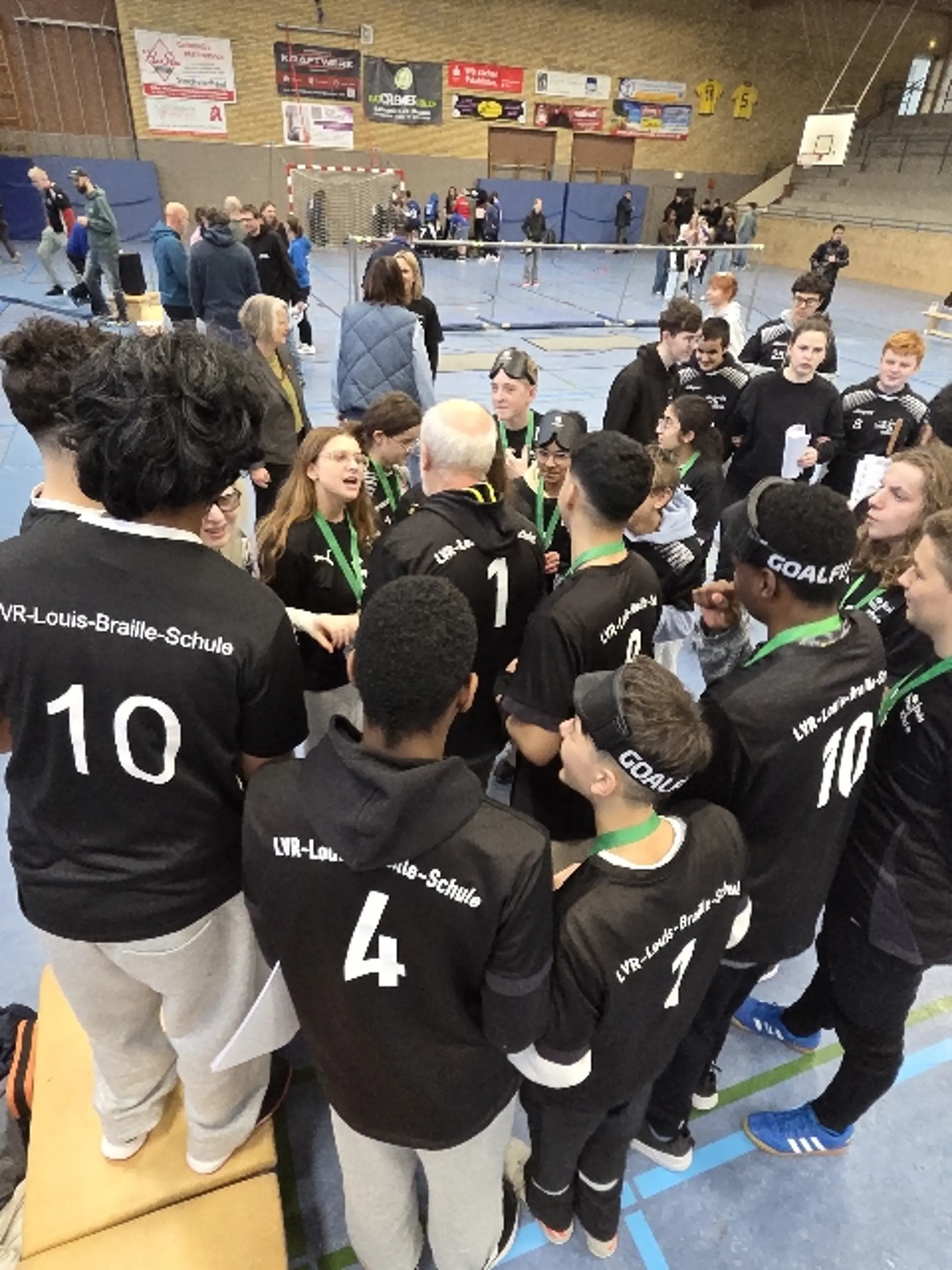 Bild in die Halle mit ganz vielen Teilnehmer*innen der LBS