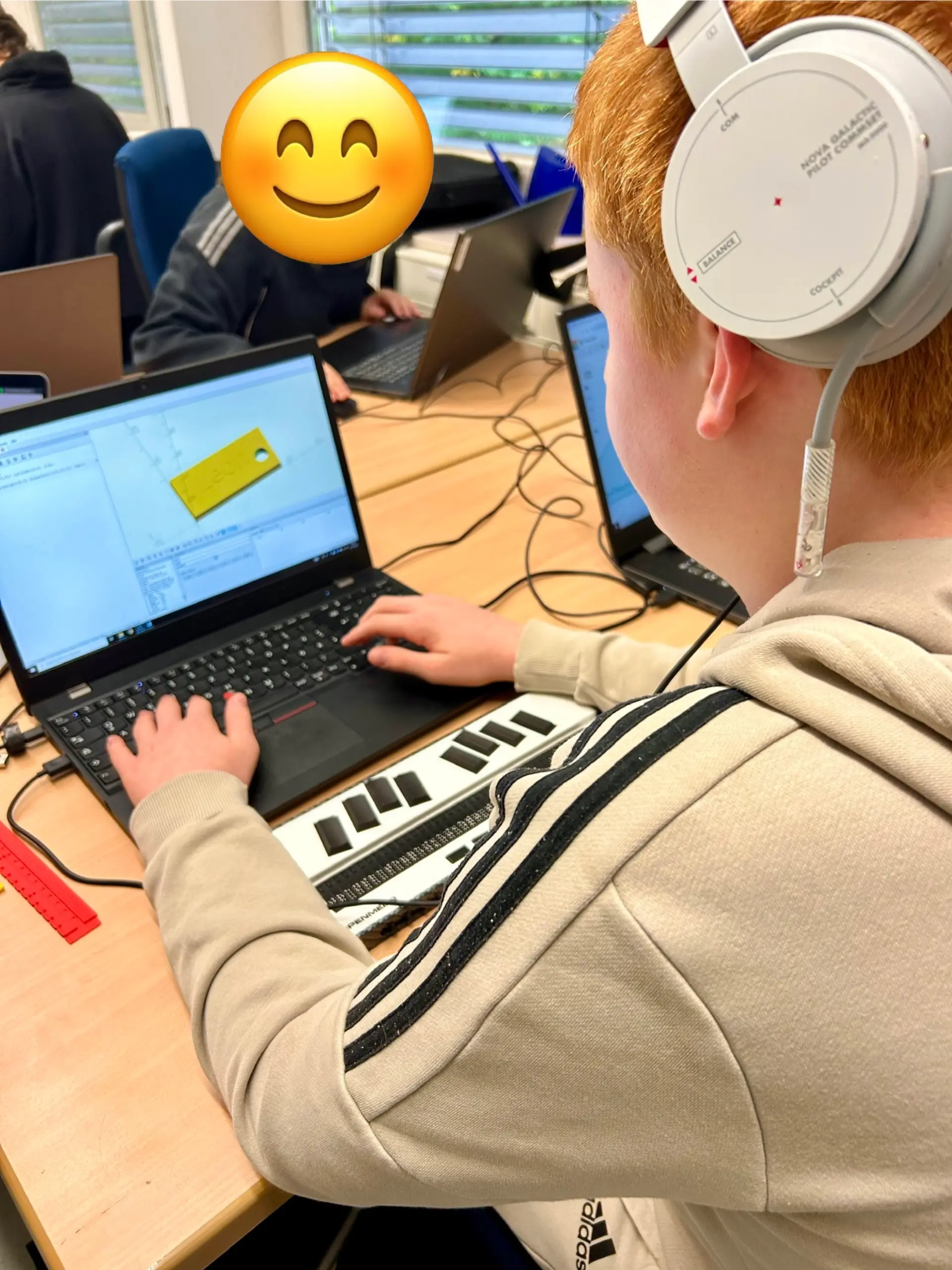 Ein Schüler sitzt am Computer und bearbeitet seinen Druckauftrag für den 3D-Drucker.