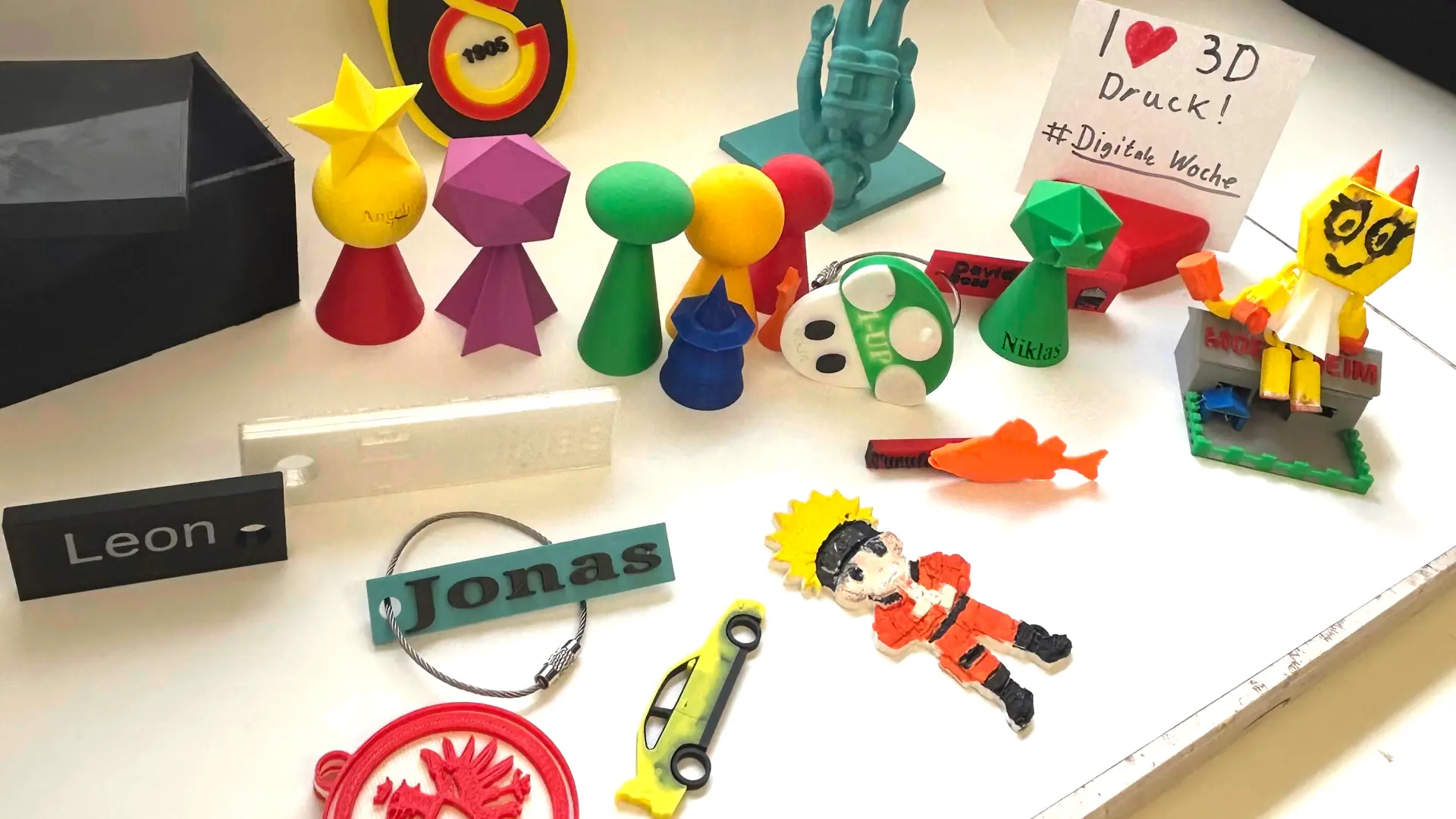 Foto mit verschiedenen Modellen und Figuren aus dem 3D-Drucker