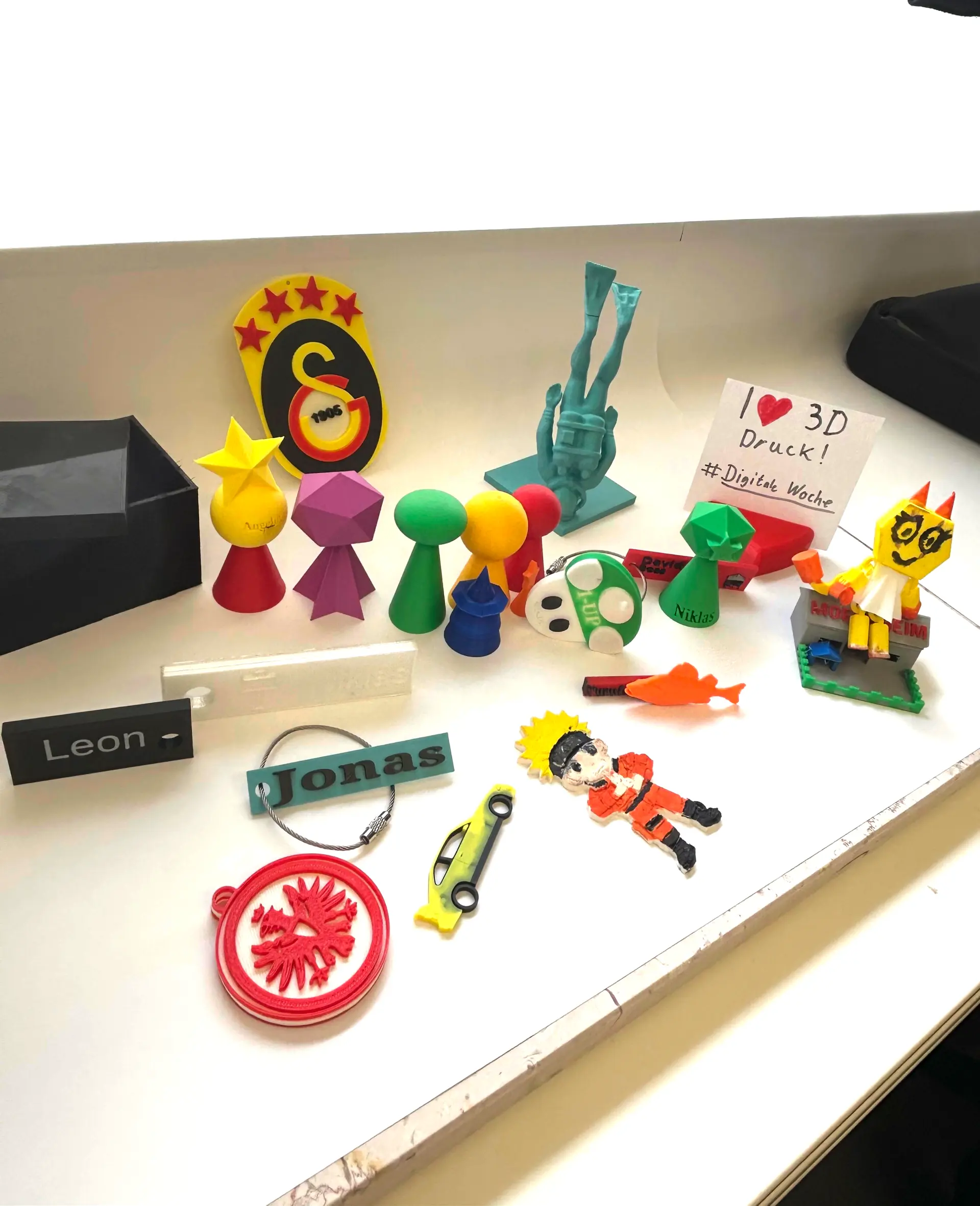 Foto mit verschiedenen Modellen und Figuren aus dem 3D-Drucker