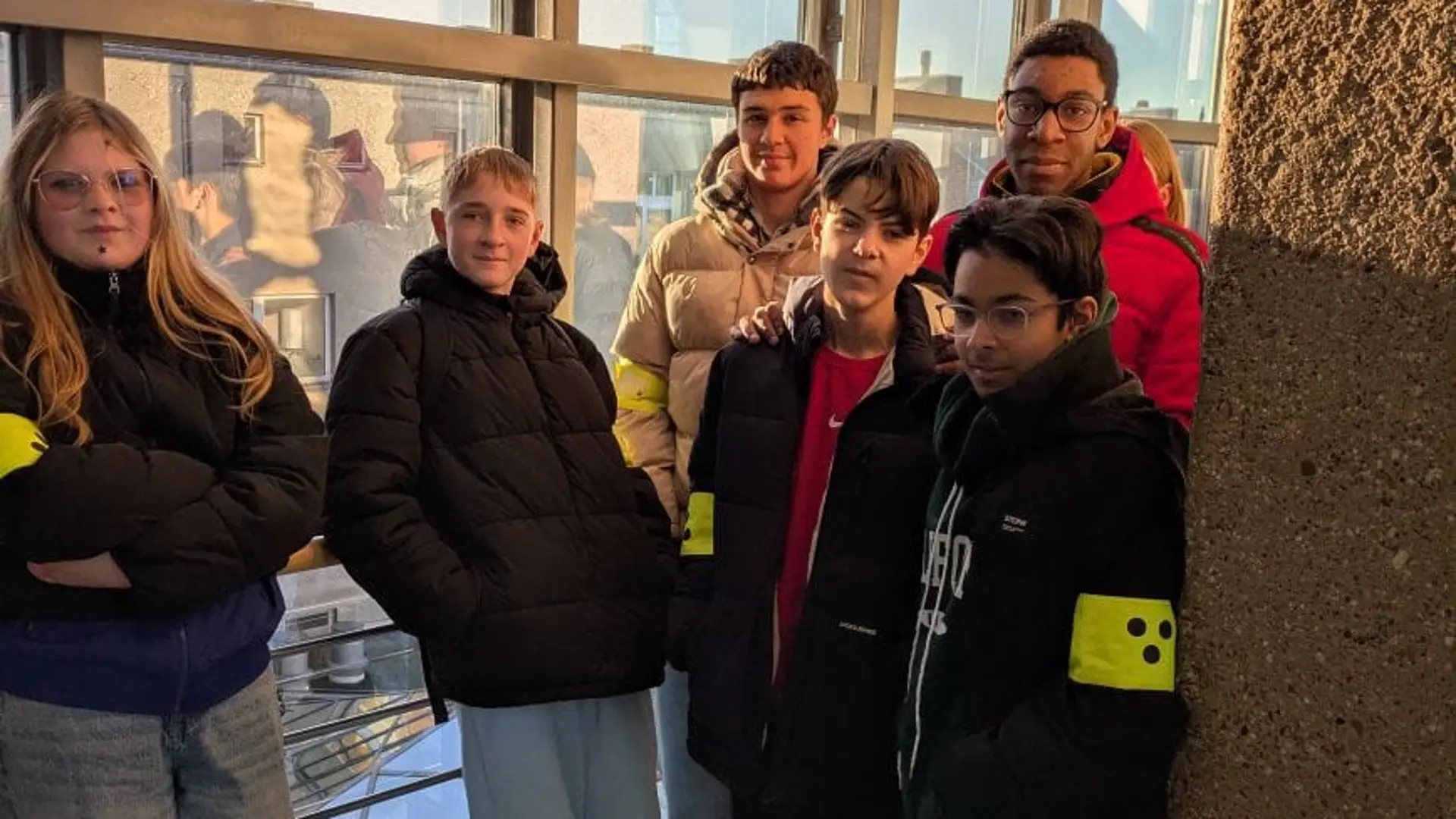 Gruppenbild der Klasse 5/6/7 im Treppenhaus des Bürgerbüros.